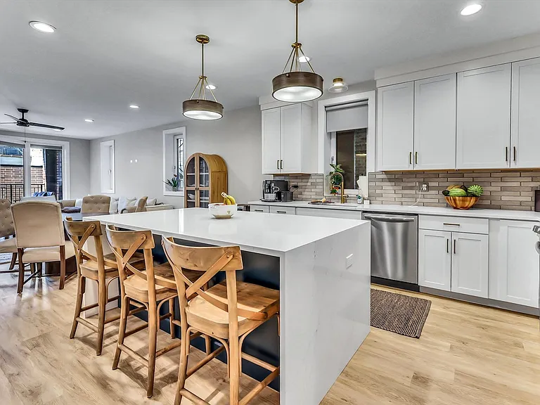 1647 W Irving Park Rd #1W — Photo 3