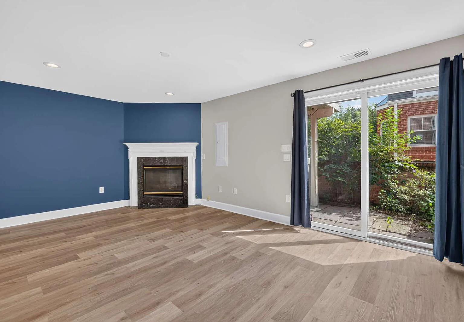 3 bed, 2.5 bath, 2100 sqft, $4,200 — Photo 3