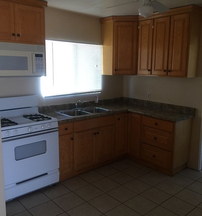 2nd image of 226 N Alvernon Way