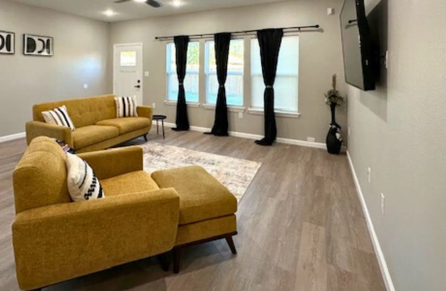 3 bed, 2.0 bath, 36597 sqft, $3,747 — Photo 1