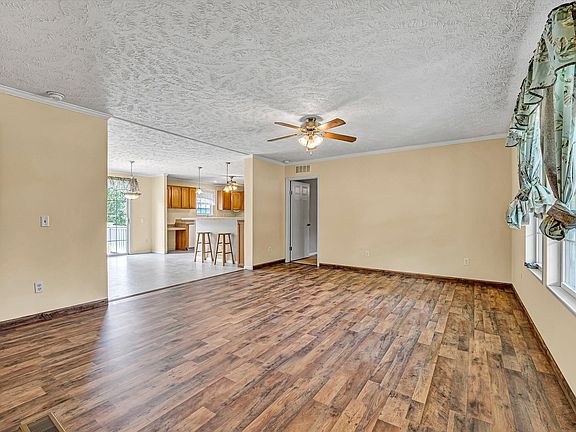 3rd image of 271 Leanor St