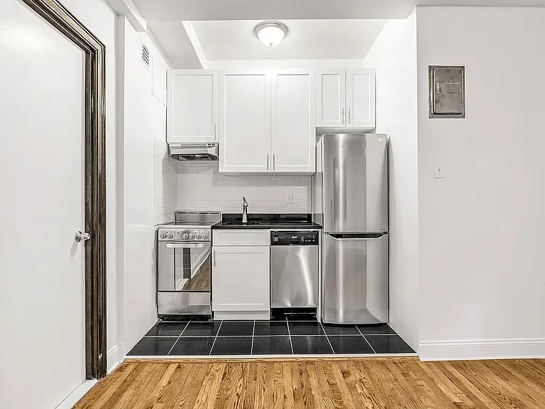 208 W 23rd St #408 — Photo 3