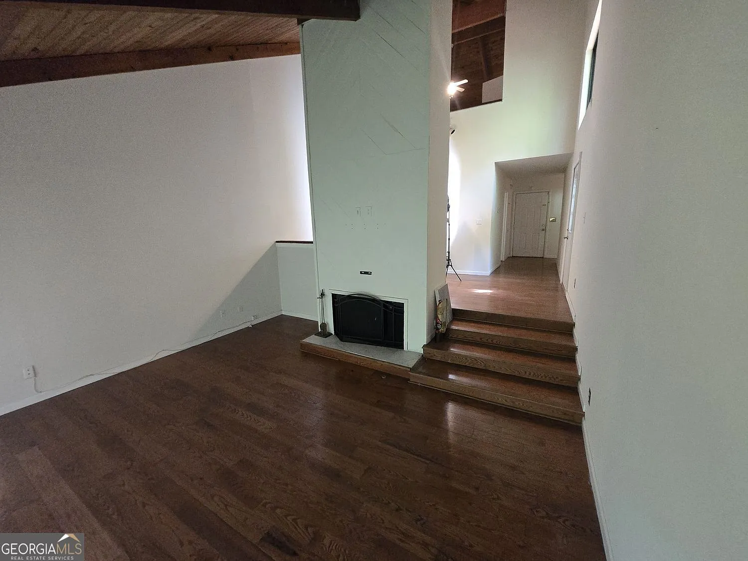 3 bed, 3.0 bath, 1752 sqft, $1,800 — Photo 2