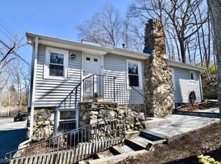 94 Wildwood Rd, Oak Ridge, NJ 07438