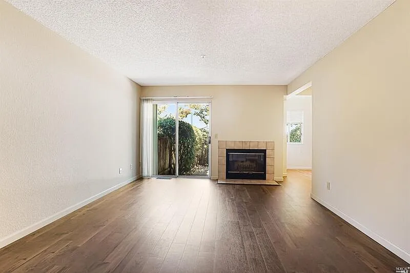 3 bed, 2.5 bath, 1289 sqft, $3,275 — Photo 4