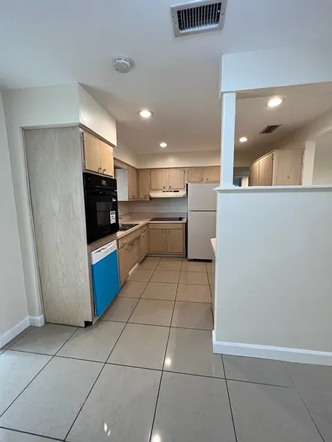 4 bed, 1882 sqft, $3,200 — Photo 4