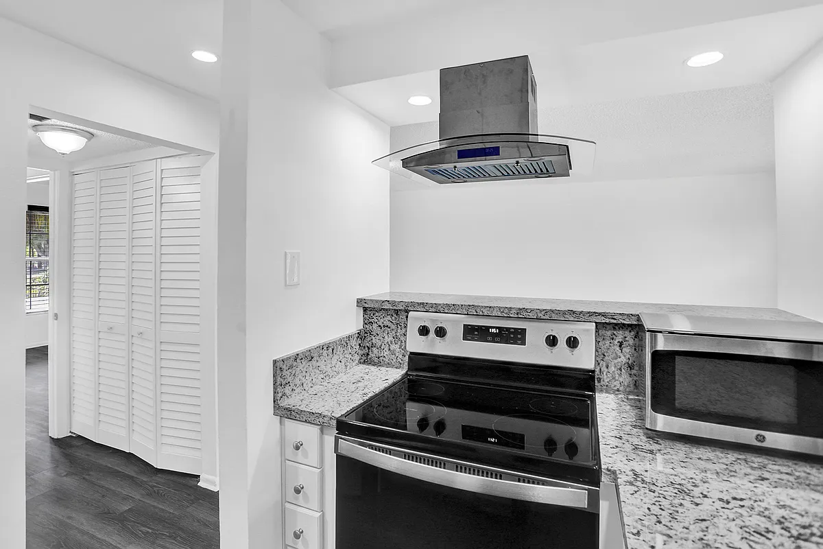 Building Photo - 4211 NW 19th St #194