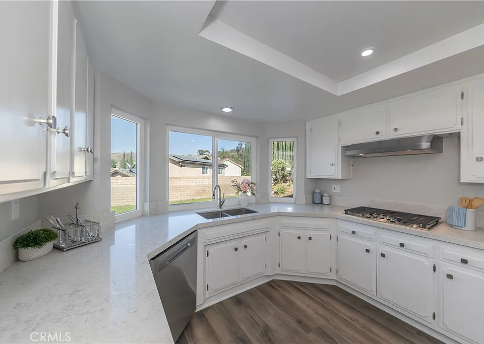 980 S Loyola Dr
