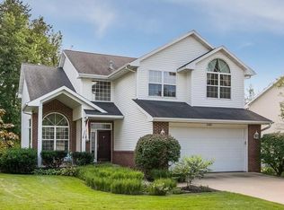 2205 Wolf Creek Trl, Hiawatha, IA 52233