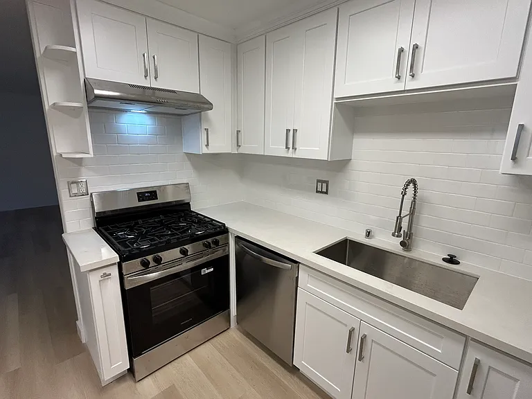 4415 W 170th St #5 — Photo 3