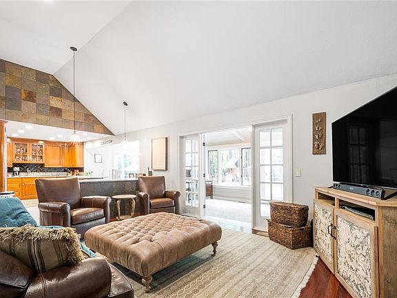 3rd image of 31111 Roxbury Park Dr