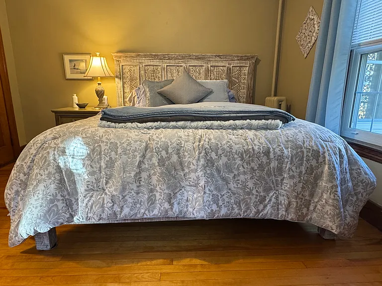 Good luck trying to get up on time in this incredibly comfortable, sink yourself in it, unforgettable, voluptuous king size bed, fully dressed in luxurious bedding. The mattress on this bed is the highest quality Sterns & Foster mattress available.
