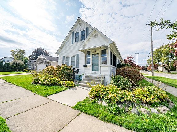 3rd image of 2302 1st St