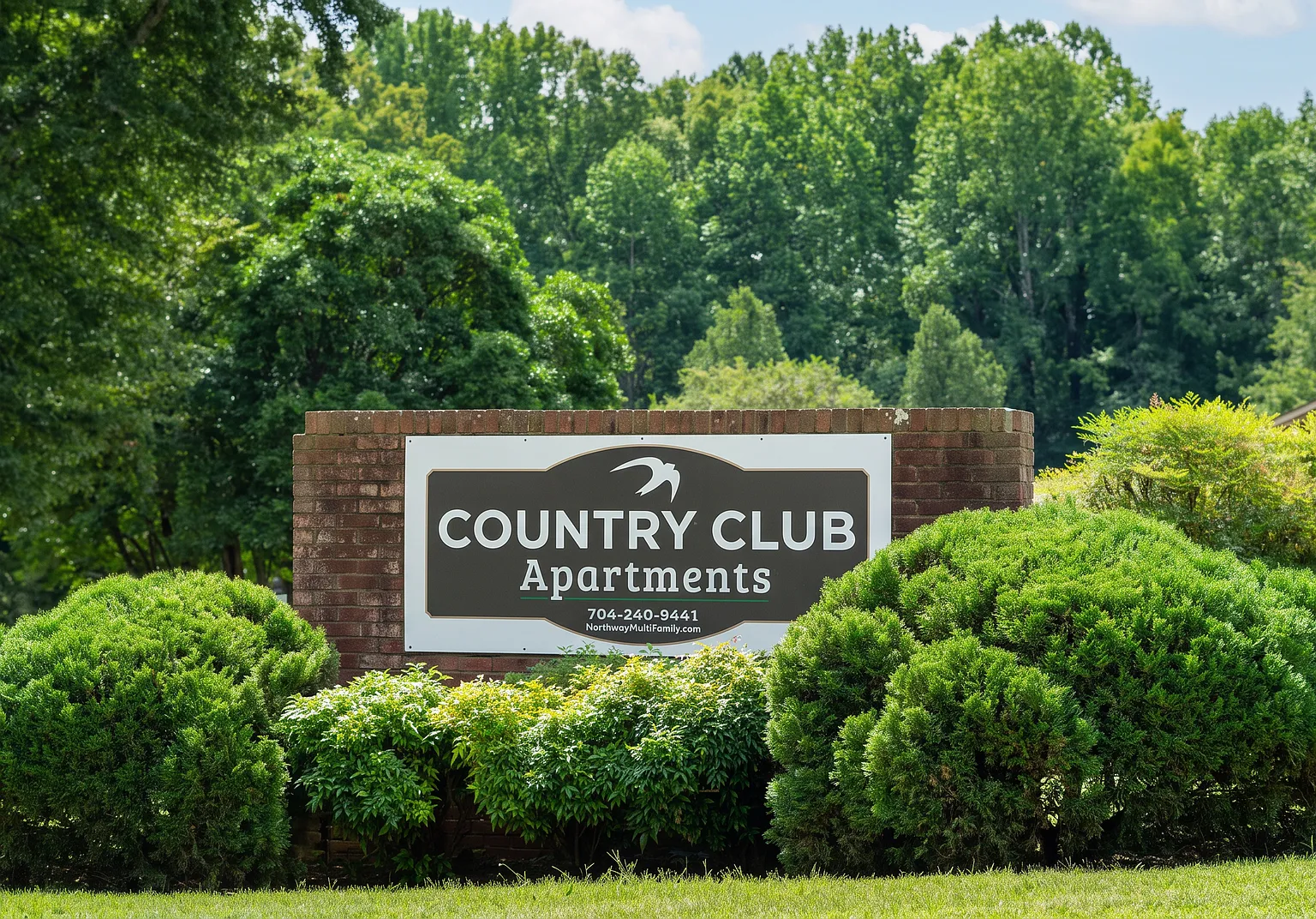 Country Club Apartments — Photo 3