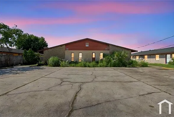 3 bed, 864 sqft, $2,300 — Photo 1