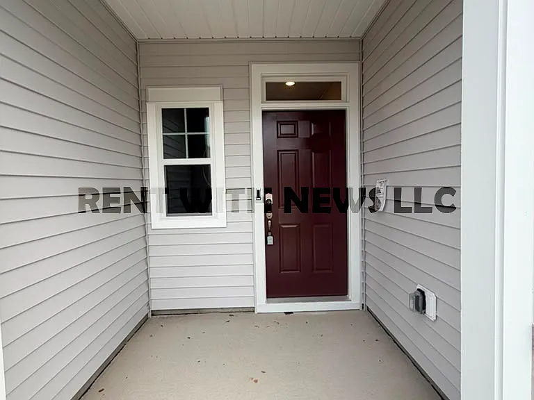 282 Paramount Dr — Photo 2