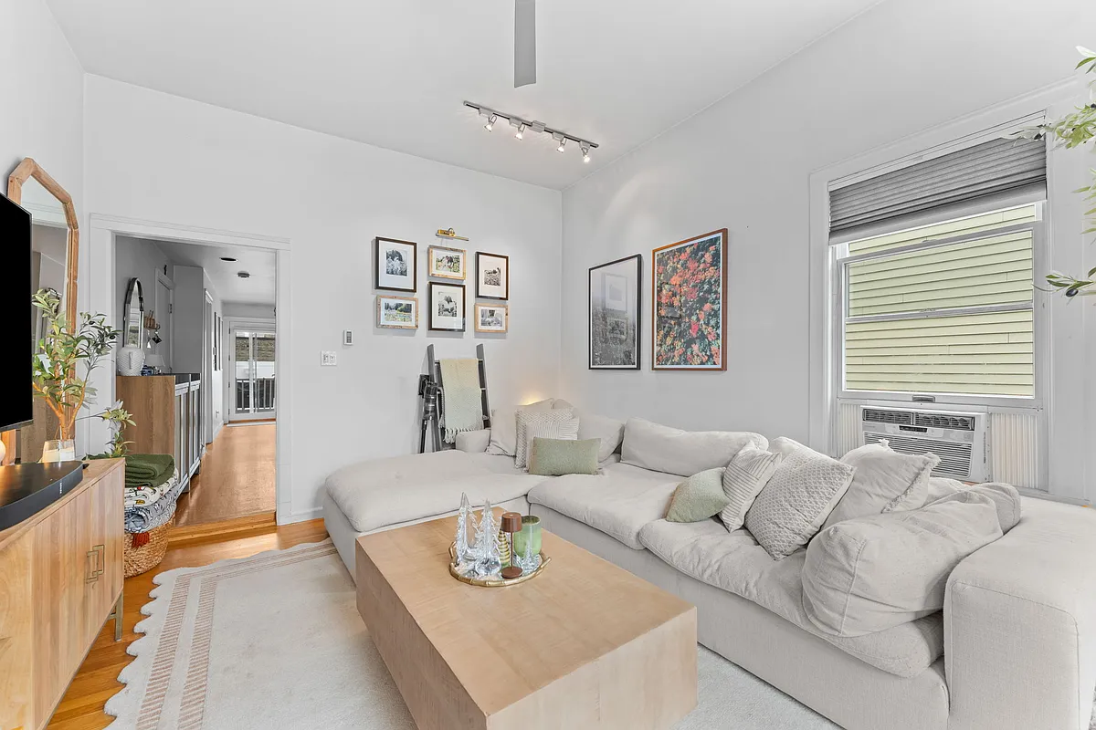 Building Photo - 732 E 8th St #1