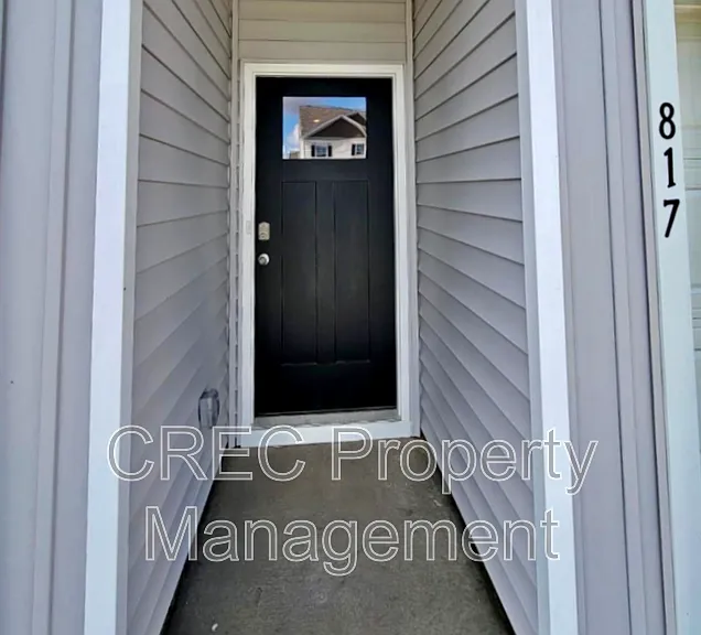 817 Lilyford Ln — Photo 2