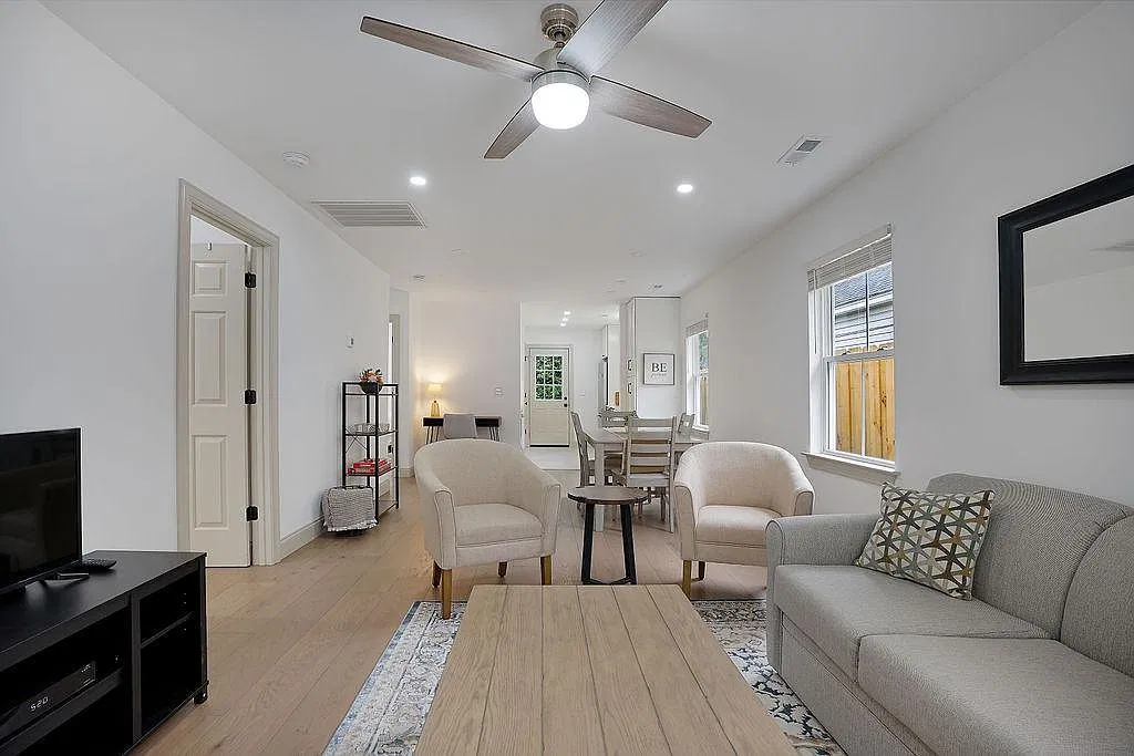 2 bed, 944 sqft, $2,000 — Photo 1