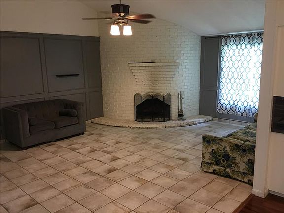 2nd image of 5517 Meadow Oak St