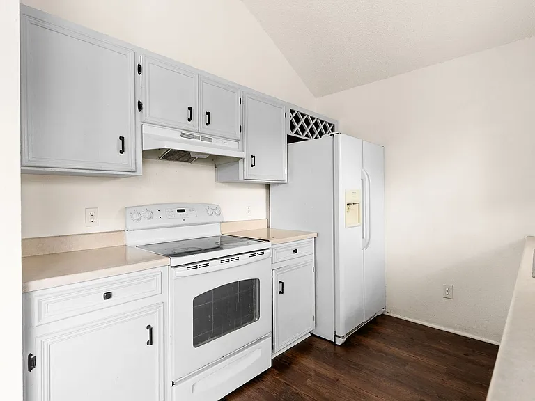 2702 Hemlock Dr — Photo 4