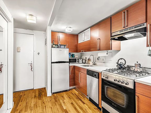 3rd image of 184 Thompson St APT 1B