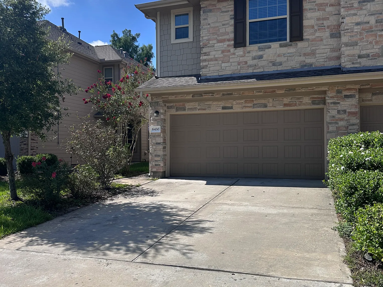 3 bed, 2.5 bath, 1904 sqft, $2,100 — Photo 2
