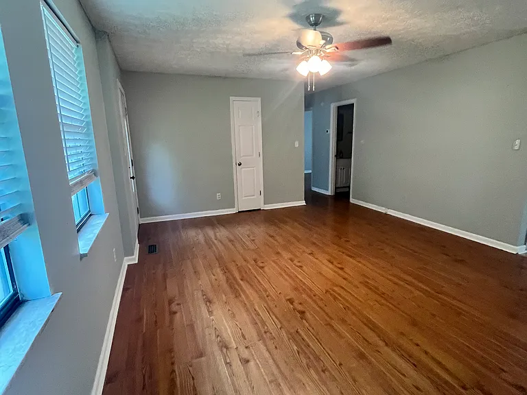 211 Hayter Dr — Photo 31