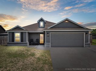 11001 N 117th Pl, Owasso, OK 74055