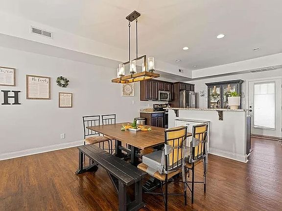 3rd image of 104 Capital St