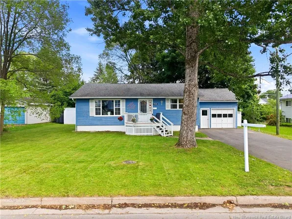 114 Edgewood Dr, Fredericton, NB E3A 1T3