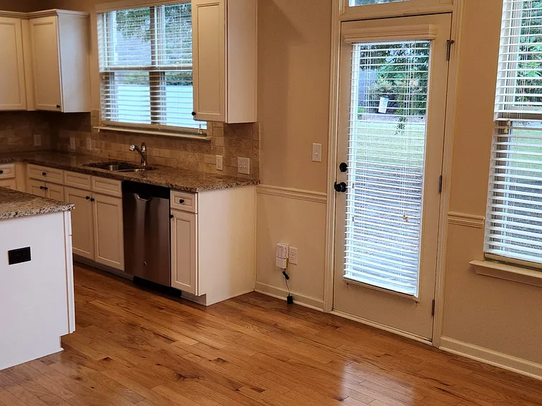 3909 Brockenhurst Dr — Photo 11