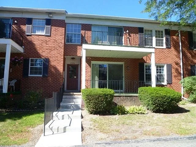 E Echo Valley, Farmington Hills — Photo 2