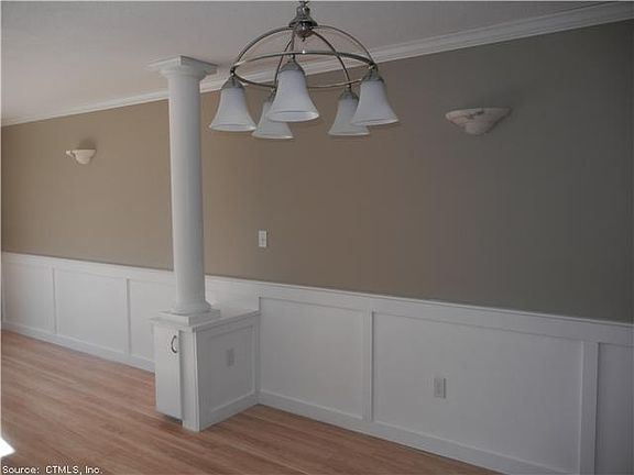 3rd image of 17 Willow Brook Dr