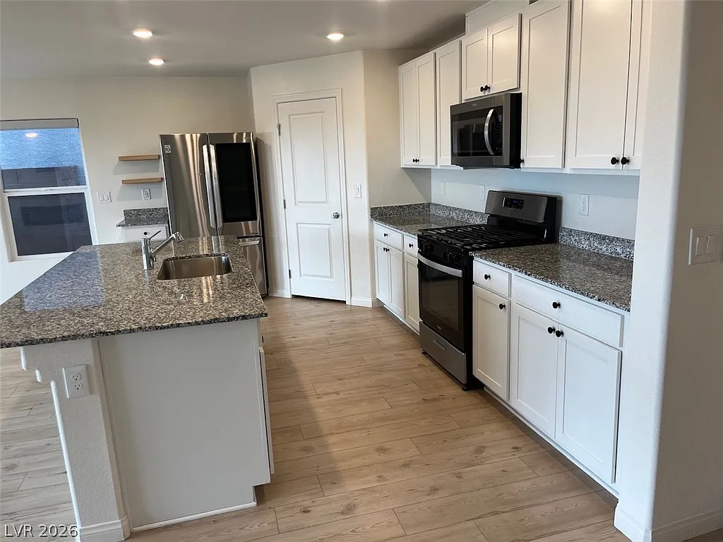 5 bed, 3.0 bath, 2460 sqft, $2,899 — Photo 2