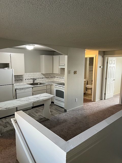 Ground floor,kitchen living room and main bedroom with walk-in closet.