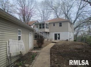 7318 N Safford Dr, Peoria, IL 61615