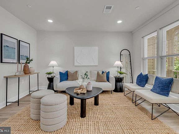 5th image of 928 Riversedge Cir