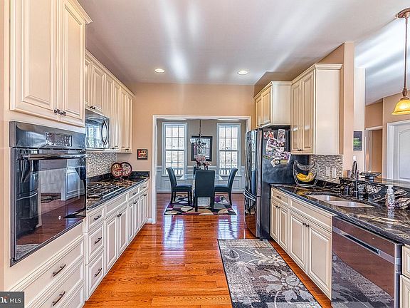 3rd image of 27590 Avonlea Ct