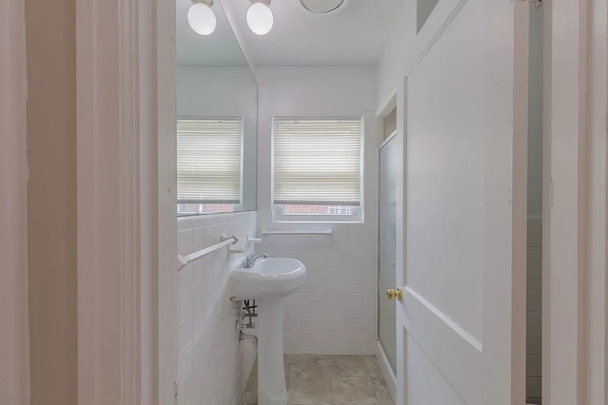 3 bed, 2.0 bath, 1900 sqft, $2,300 — Photo 2
