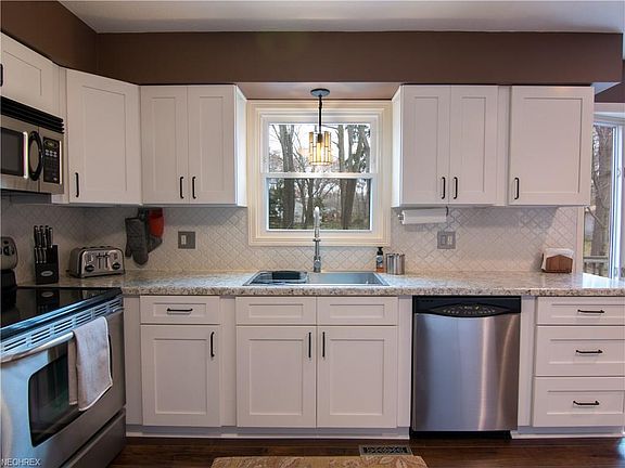4th image of 1019 Green Valley Dr