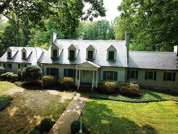 2nd image of 975 Riverside Dr
