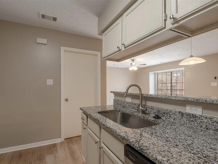 2402 Sycamore Ave #D8 — Photo 14