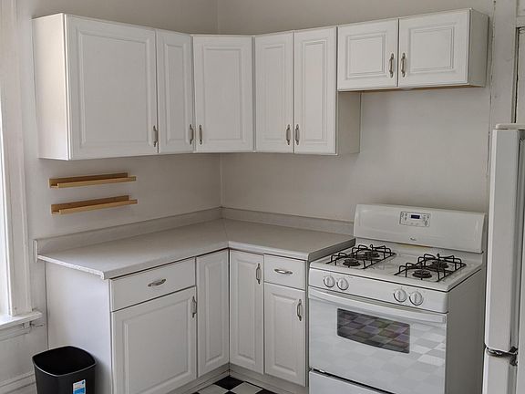 2nd image of 932 W Newport Ave APT 2
