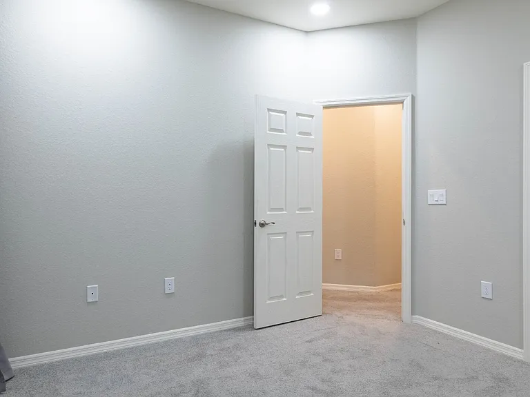 1069 Montgomery Ln — Photo 31