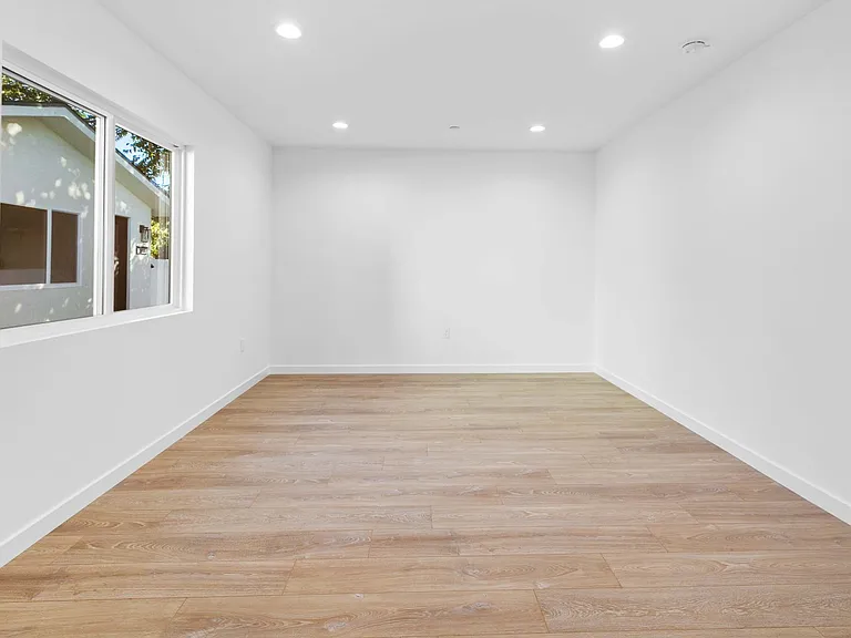 6842 Cedros Ave — Photo 23