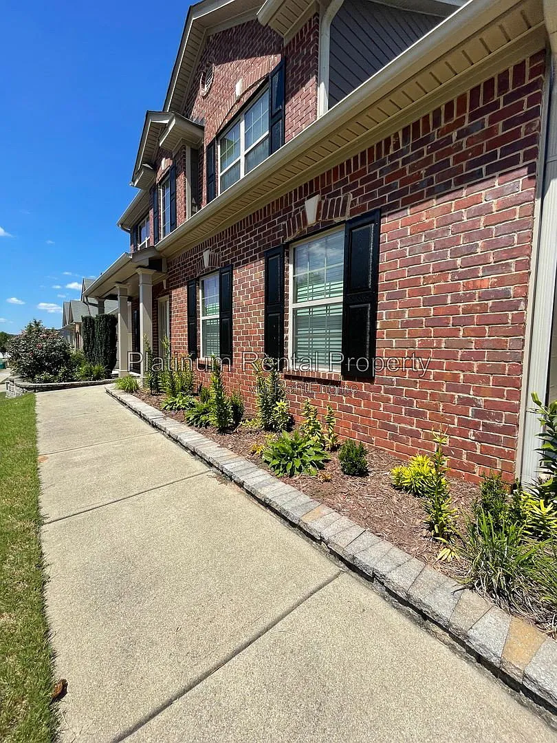 4 bed, 2.5 bath, 3234 sqft, $2,395 — Photo 4