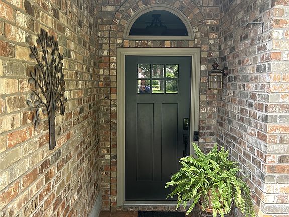 3rd image of 2811 Caprice Ave