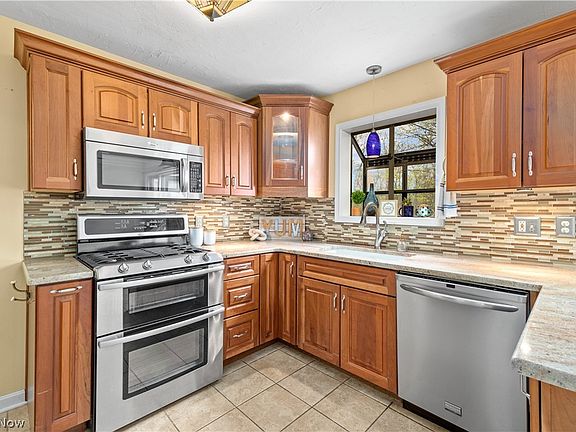 5th image of 7540 Farnum Ave