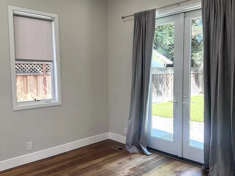 1372 University Ave — Photo 7